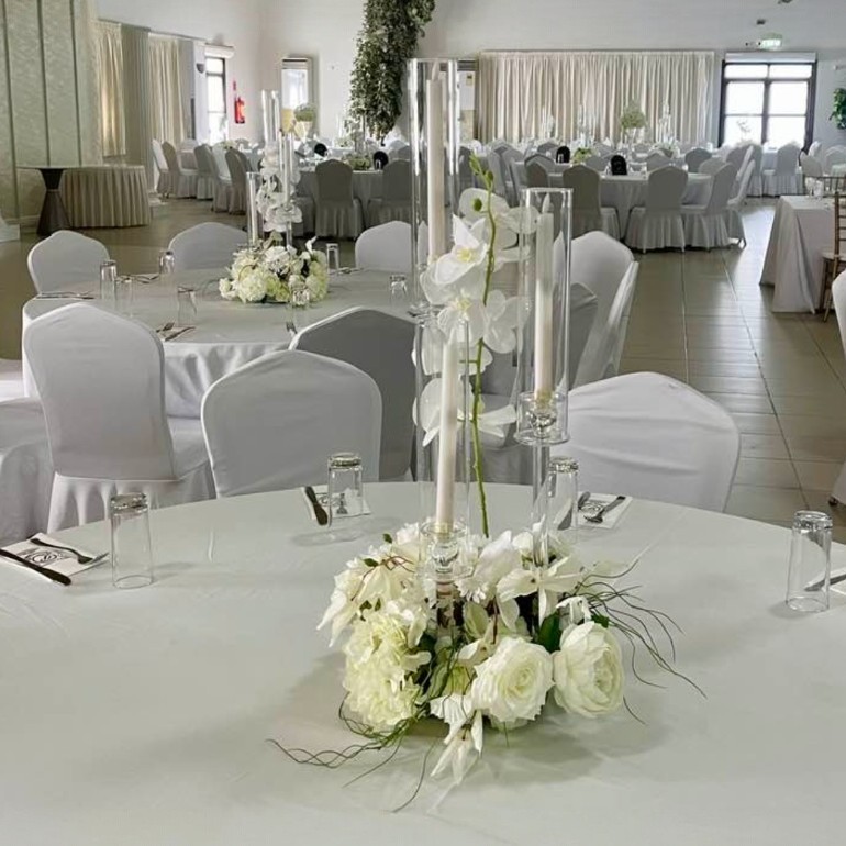 A Timeless White & Gold Wedding